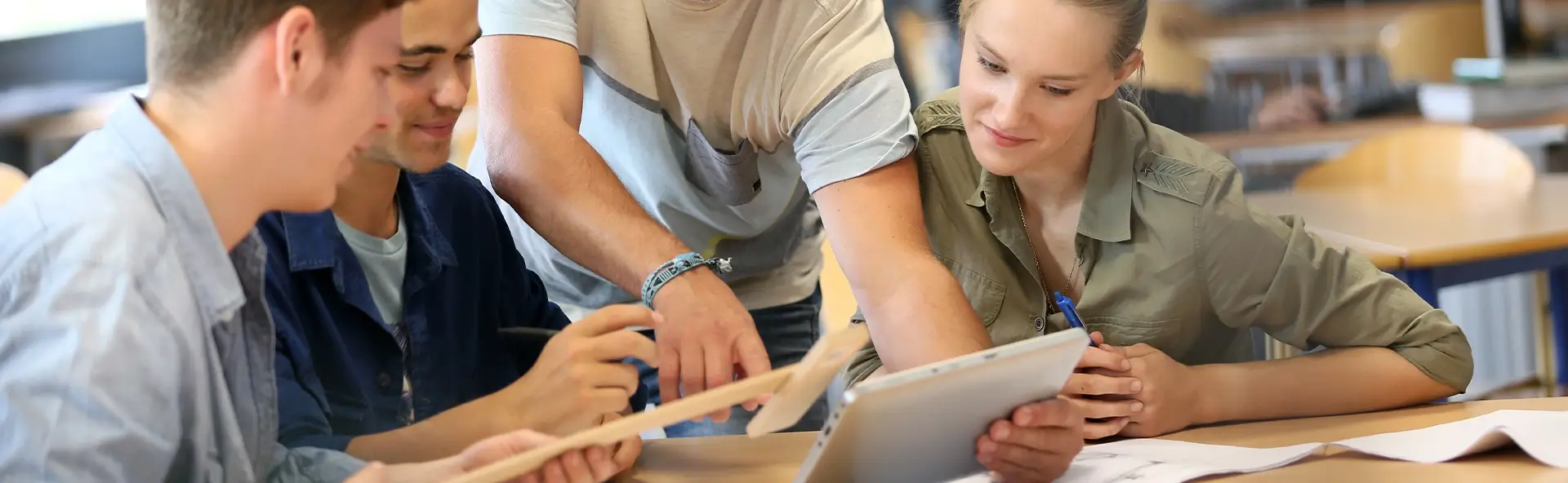 Mann schult Gruppe Schüler in einem Thema